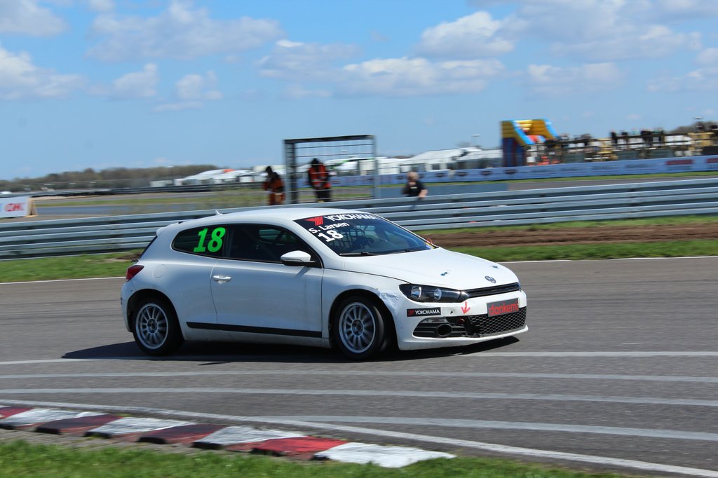 Den hvide Yokohama 1600 Challenge VW Scirocco – med motorhjelm på
(Foto: JJ Media)
